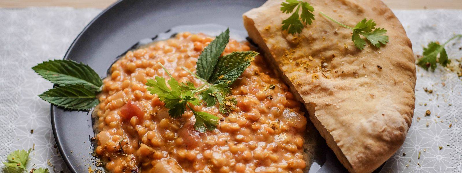 Linsen Dal mit Fladenbrot