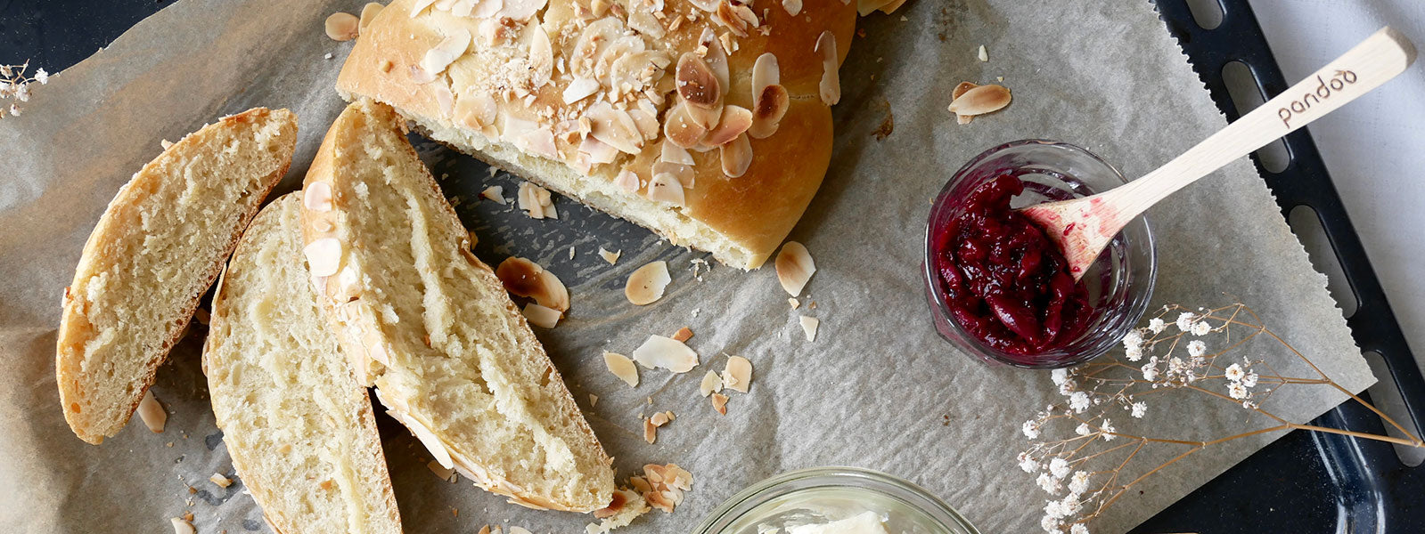 Veganes Ostergebäck | Fluffiger Hefezopf mit Mandelblättchen