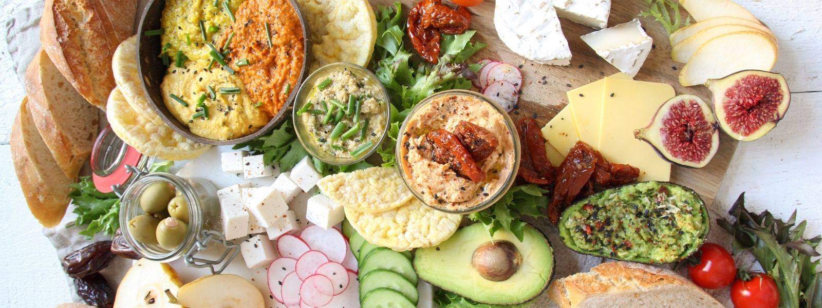 Vegane Käseplatte mit den besten pflanzlichen Alternativen