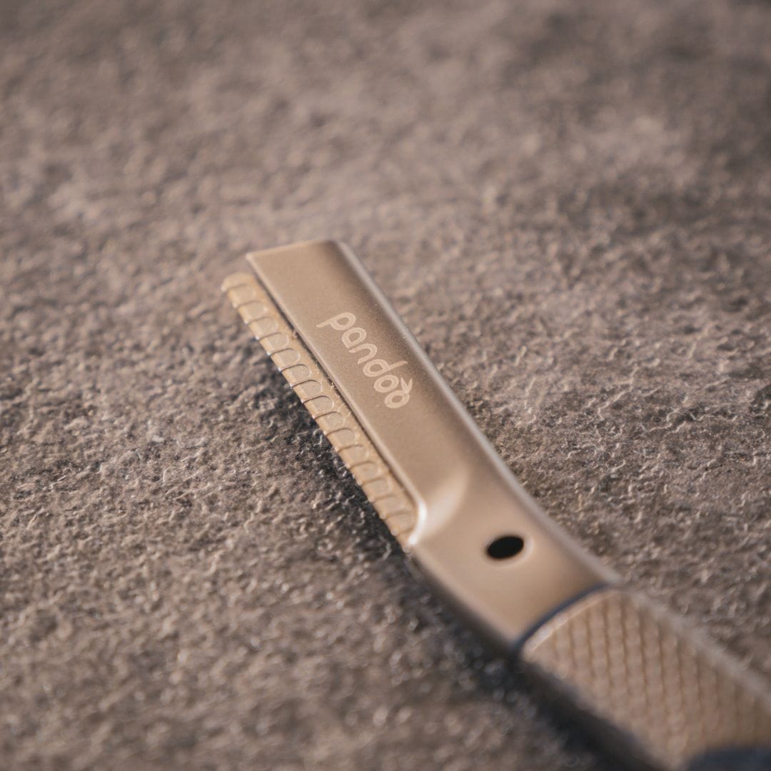 pandoo Augenbrauen-Rasierer Augenbrauen-Rasierer aus Metall | inkl. 4 Klingen | 2 Farben